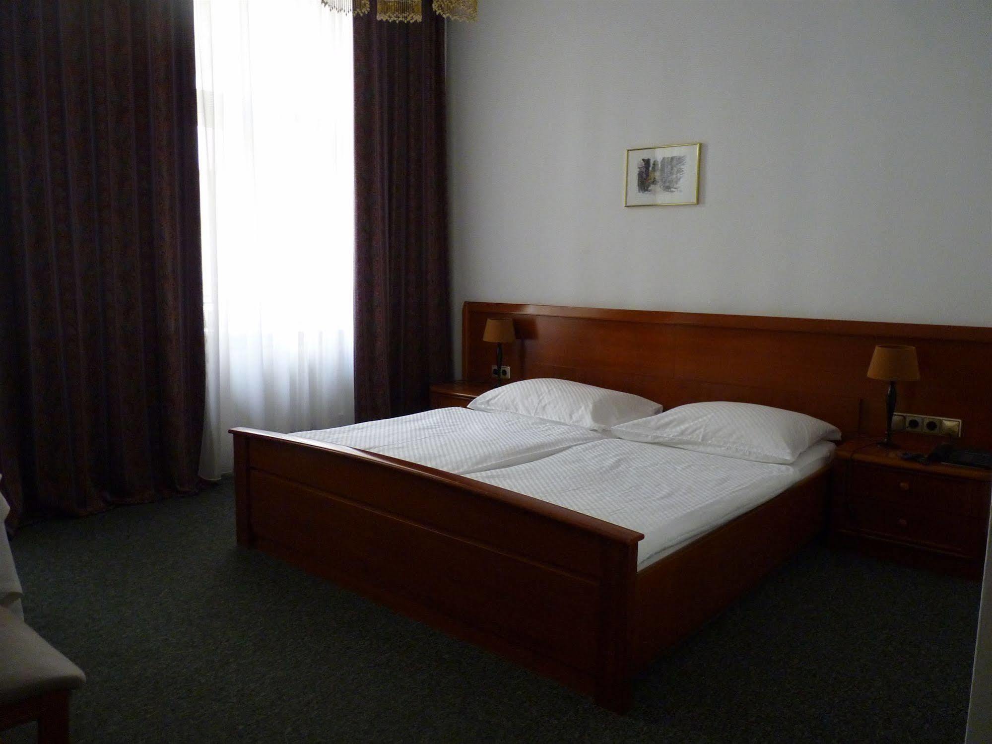 Hotel Pension Lumes - Self Check In Вена Экстерьер фото